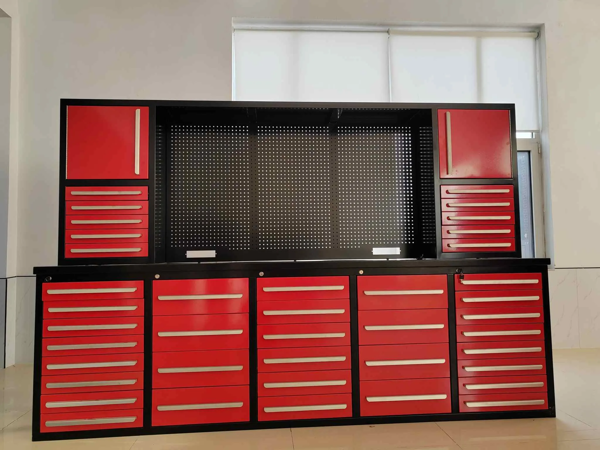 Červený pracovný stôl